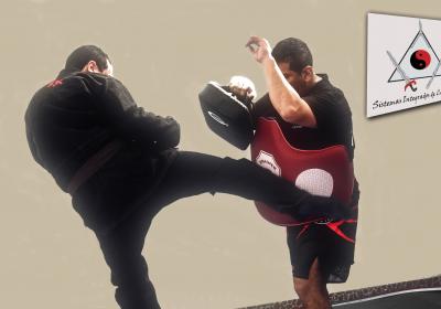 Patada a la región abdominal